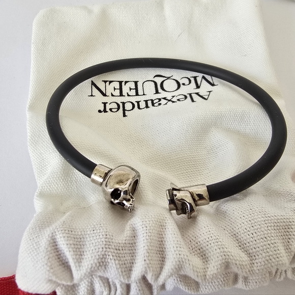 Alexander McQueen Rubber Skull Bracelet Black - Picture 3 of 8
